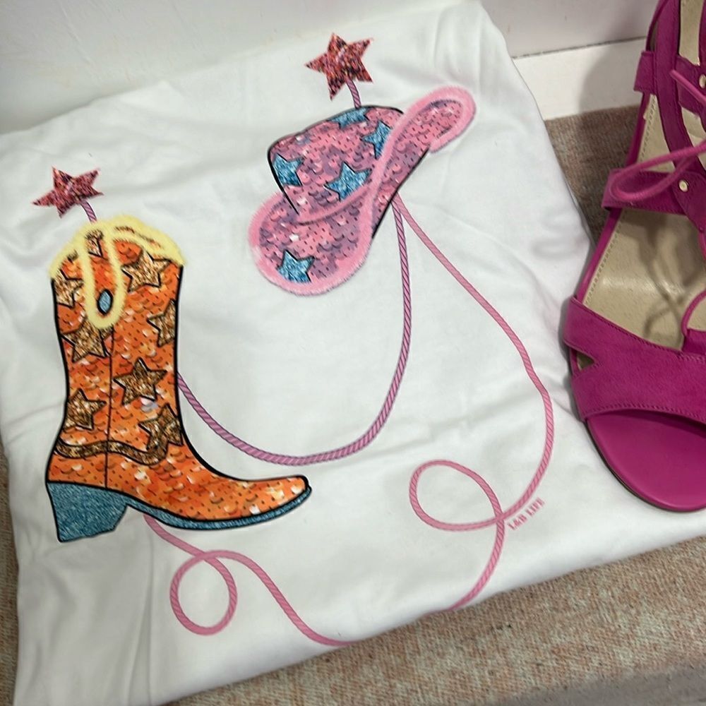 Cute boots and hat, short sleeve T-shirt